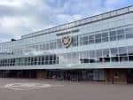 Fachada exterior moderna del estadio Tynecastle Park con escudo visible