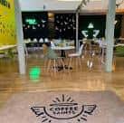 Vista interior del Coffee Saints con decoración moderna