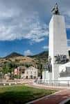 Vista exterior del monumento principal con la estatua de Brigham Young y el obelisco blanco