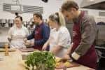 Grupo de personas participando en una clase de cocina en la Edinburgh Food & Drink Academy