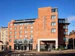 Fachada exterior del Novotel Edinburgh Centre con arquitectura moderna en ladrillo