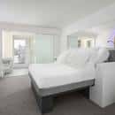 Habitación estándar del YOTEL Edinburgh con cama doble, baño integrado y diseño minimalista