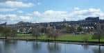Vista panorámica del lago y la ciudad de Edimburgo desde Inverleith Park