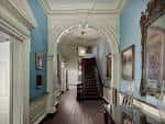 Interior con pasillo decorado y escalera clásica del Powel House
