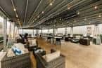 Sala de estar o lounge interior con mobiliario moderno y techo industrial