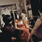 Interior del local durante un evento social con personas bailando