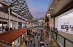 Vista interior del centro comercial Liverpool ONE con arquitectura moderna y gente caminando