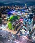 Vista aérea nocturna del complejo Liverpool ONE iluminado con luces de colores