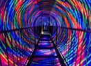 Túnel de espejos con luces de colores en el interior de Camera Obscura