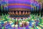 Sala de ilusiones ópticas con efectos de luz y reflejos en World of Illusions