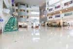 Espacio amplio del centro estudiantil con piso brillante y estructura moderna de varios pisos