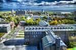 Vista aérea del campus de la Universidad de Aberdeen con edificios históricos y jardines