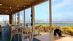 Interior del centro con grandes ventanales y vistas al mar