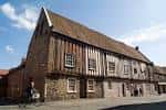 Vista exterior del Dragon Hall en Norwich con su fachada medieval de madera y piedra