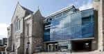 Fachada exterior del Aberdeen Maritime Museum con arquitectura moderna y tradicional