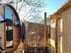 Detalle arquitectónico de la estructura circular de madera con ventana moderna