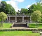 Pabellón principal de Wensum Park con escalinatas y jardines bien cuidados