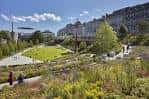 Jardines en un día soleado con senderos y vegetación colorida