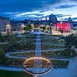 Union Terrace Gardens iluminado por la noche con escultura luminosa