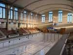 Vista panorámica del interior de Bon Accord Baths con piscina vacía y gradas
