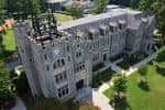 Vista aérea del campus de Oglethorpe University con arquitectura gótica y jardines verdes