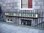 Fachada exterior del local Under the Hammer