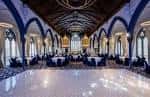 Interior del salón principal de Union Kirk con arcos góticos y mesas dispuestas para evento