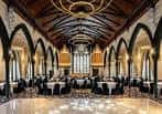 Vista panorámica del interior del salón con techos de madera y iluminación elegante