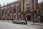 Fachada exterior de Union Kirk en Aberdeen con coche vintage estacionado frente a la entrada