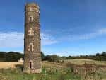 Torre histórica de Cammo Estate en un día soleado