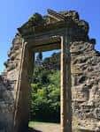 Detalle arquitectónico de una puerta antigua en ruinas
