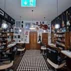 Interior del Domino Club Leeds con decoración estilo vintage y mesas de bar