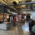 Interior del mercado de alimentos con puestos y ambiente festivo