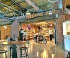 Área interior del distrito con decoración industrial y mesas para eventos