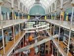 Salón central con cúpula arqueada y estructuras blancas de soporte