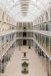 Atrio amplio con techumbre acristalada y elementos arquitectónicos modernos