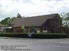 Fachada lateral de la iglesia en Spen Lane, West Park, Leeds, mostrando su arquitectura moderna con techo inclinado