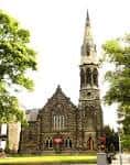 Vista exterior de la West Park United Reformed Church en Harrogate con su característica torre y aguja gótica