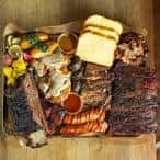 Plato de barbacoa con costillas, pollo y pan