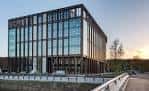 Fachada contemporánea del complejo de oficinas en Kirkstall Forge al atardecer