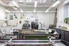 Vista general del taller de impresión con maquinaria y espacio de trabajo