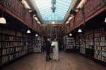 Ceremonia de boda en el interior histórico de la biblioteca con estanterías y techo de cristal