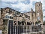 Vista exterior del edificio histórico de Sunny Bank Mills con su torre característica