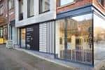 Fachada exterior moderna de la East Gallery con grandes ventanales