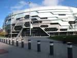 Vista exterior del First Direct Arena en Leeds con su distintiva fachada moderna y estructura metálica