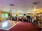 Interior del salón principal con pista de baile y zona de bar