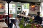 Interior acogedor de Harry's Soul Station con mesas y clientes