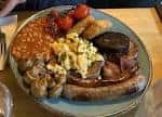 Plato completo de desayuno inglés tradicional en Harry's Soul Station