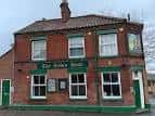 Vista frontal del pub Robin Hood mostrando su arquitectura tradicional y letrero distintivo