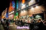 Vista exterior nocturna del Level Nightclub con fila de personas en la entrada
